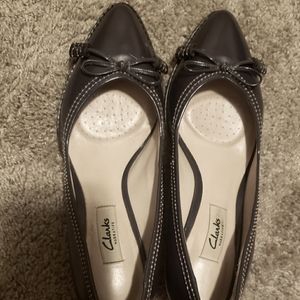 Grey shoes, 2 inches heel, decorated with a beautiful tie loop.